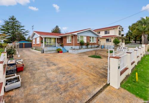 Papatoetoe, Beautiful Brick &amp; Tile Family Home with Potential on 736m2, Property ID: 820686 | Barfoot & Thompson