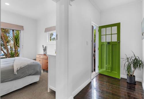 Belmont, Cozy home with City Skyline, Property ID: 914073 | Barfoot & Thompson