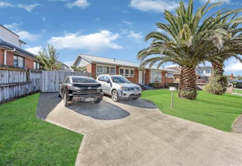 Papatoetoe, FREE STANDING BRICK HOME !, Property ID: 908617 | Barfoot & Thompson