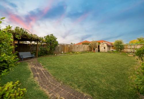 East Tamaki, Single level home 615 sqm. Walk to Botany College!, Property ID: 909215 | Barfoot & Thompson
