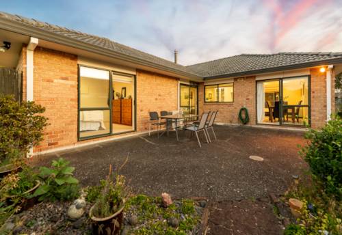 East Tamaki, Single level home 615 sqm. Walk to Botany College!, Property ID: 909215 | Barfoot & Thompson