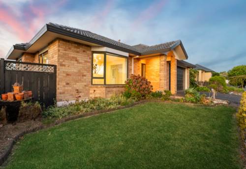 East Tamaki, Single level home 615 sqm. Walk to Botany College!, Property ID: 909215 | Barfoot & Thompson