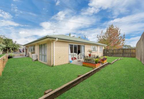 Flat Bush, Solid Brick & Tile Home , Property ID: 912001 | Barfoot & Thompson