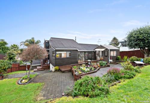 Totara Heights, Elevated Elegance with Panoramic Views!, Property ID: 911684 | Barfoot & Thompson