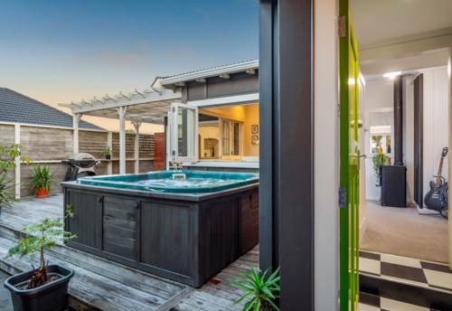 Belmont, Cozy home with City Skyline, Property ID: 914073 | Barfoot & Thompson