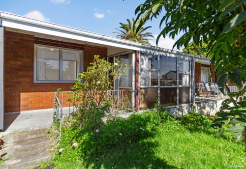 Henderson, Vendors Say SELL - Present  ALL Offers , Property ID: 910797 | Barfoot & Thompson