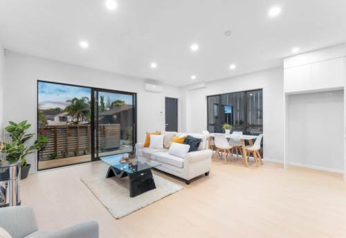 Henderson, Spacious 3-Bedroom Duplex with Parking, Property ID: 915007 | Barfoot & Thompson