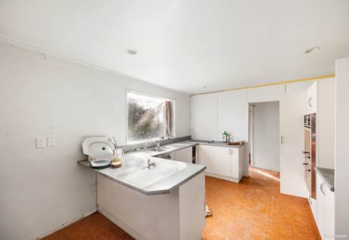 Massey, URGENT SALE – 5-Bedroom Opportunity, Property ID: 916474 | Barfoot & Thompson