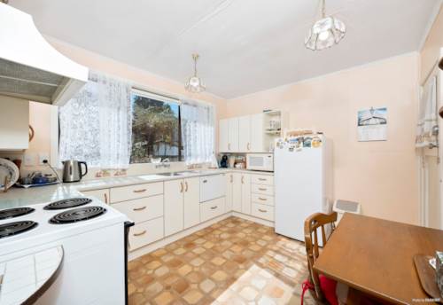 Te Atatu Peninsula, Large 852m² (MOL) Te Atatu Peninsula Landholding, Property ID: 918536 | Barfoot & Thompson