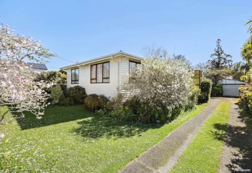 Te Atatu Peninsula, Large 852m² (MOL) Te Atatu Peninsula Landholding, Property ID: 918536 | Barfoot & Thompson
