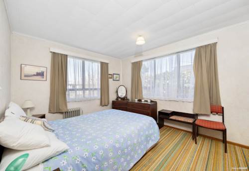 Te Atatu Peninsula, Large 852m² (MOL) Te Atatu Peninsula Landholding, Property ID: 918536 | Barfoot & Thompson