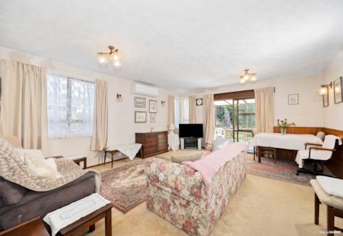 Te Atatu Peninsula, Large 852m² (MOL) Te Atatu Peninsula Landholding, Property ID: 918536 | Barfoot & Thompson