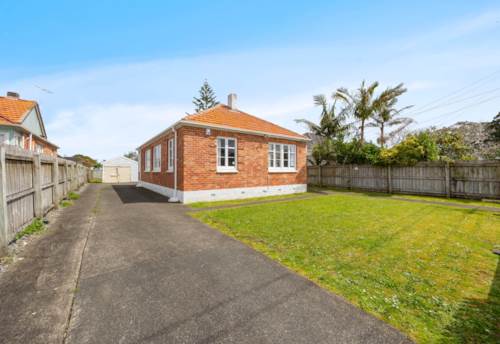 Mt Roskill, Brick Home in MAGS Zone – First Time in 40 Years, Property ID: 920437 | Barfoot & Thompson