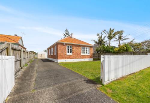 Mt Roskill, Brick Home in MAGS Zone – First Time in 40 Years, Property ID: 920437 | Barfoot & Thompson