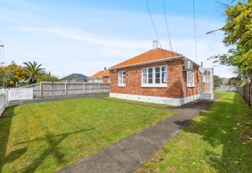 Mt Roskill, Brick Home in MAGS Zone – First Time in 40 Years, Property ID: 920437 | Barfoot & Thompson