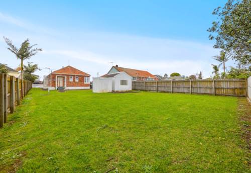 Mt Roskill, Brick Home in MAGS Zone – First Time in 40 Years, Property ID: 920437 | Barfoot & Thompson