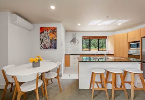 Browns Bay, Stylish Ground Floor Apartment Heart of Browns Bay, Property ID: 921165 | Barfoot & Thompson