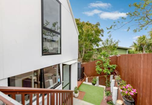 Mt Wellington, Newly Stylish 2-Bedroom Apartment with Ensuite & Parking , Property ID: 11021542 | Barfoot & Thompson