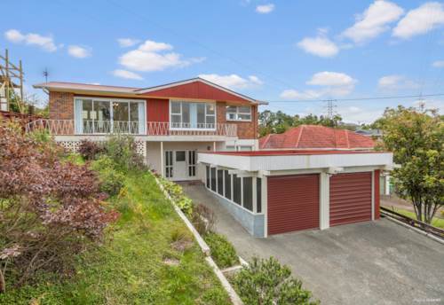 Mt Roskill, Solid Brick Family Home - 739 m²(MOL) Freehold, Property ID: 922009 | Barfoot & Thompson