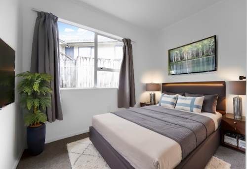 West Harbour, Home and Income with Subdivision Potential, Property ID: 922592 | Barfoot & Thompson