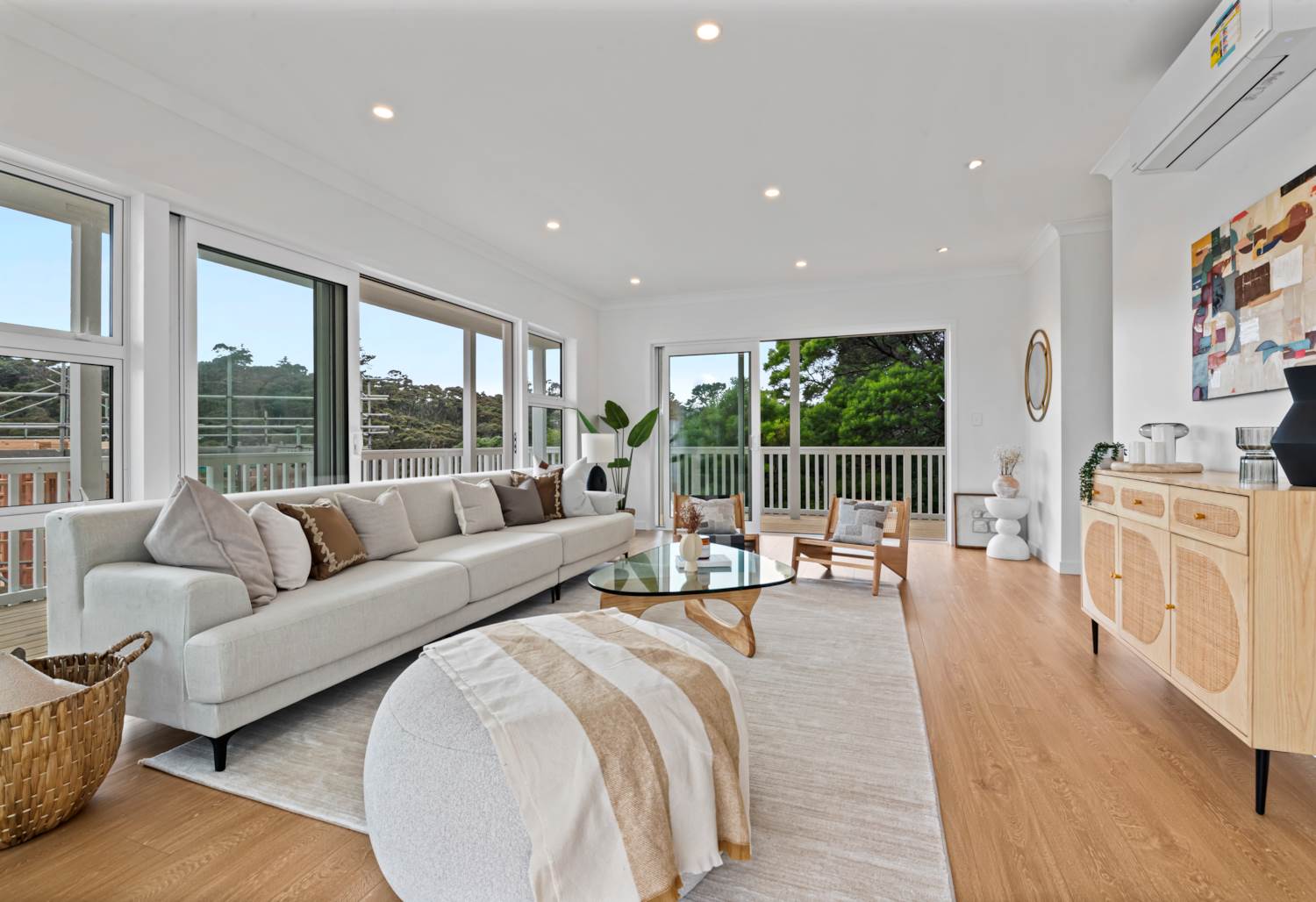 Red Beach, MUST SELL—Elegant Villa-Style Living in Red Beach, Property ID: 923784 | Barfoot & Thompson