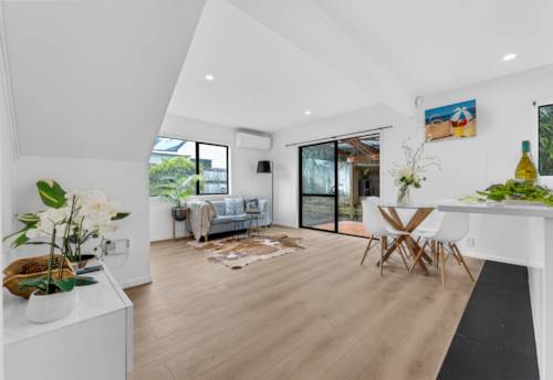 New Lynn, Standalone Cedar Home + 297m2 Freehold Land, Property ID: 924111 | Barfoot & Thompson