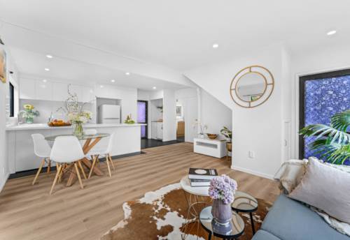 New Lynn, Standalone Cedar Home + 297m2 Freehold Land, Property ID: 924111 | Barfoot & Thompson