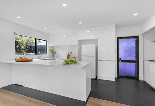 New Lynn, Standalone Cedar Home + 297m2 Freehold Land, Property ID: 924111 | Barfoot & Thompson