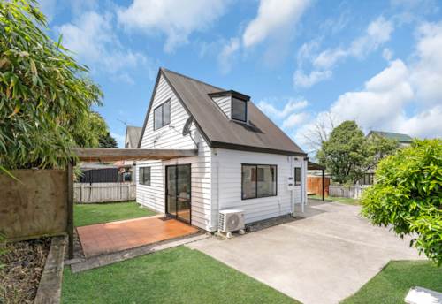 New Lynn, Standalone Cedar Home + 297m2 Freehold Land, Property ID: 924111 | Barfoot & Thompson